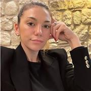 Studentessa di diritto impartisce lezioni di diritto ed economia per studenti frequentanti le scuole superiori